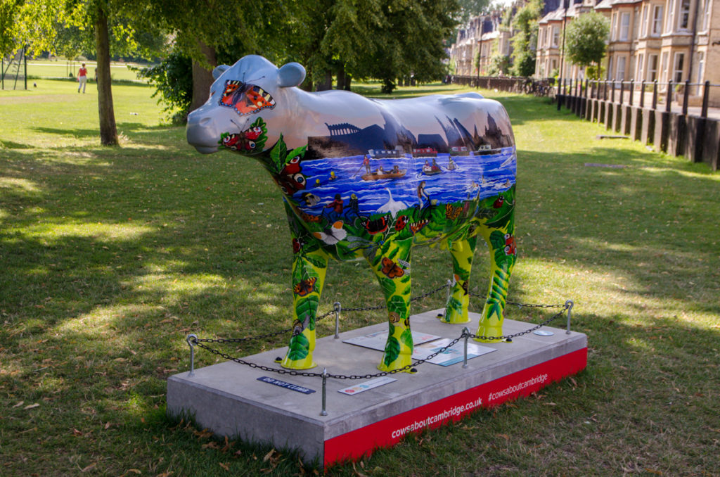 Sculpture de vache décorée